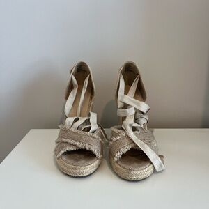 Shoe Dazzle Tan Espadrilles with Elegant Cross-Strap Design